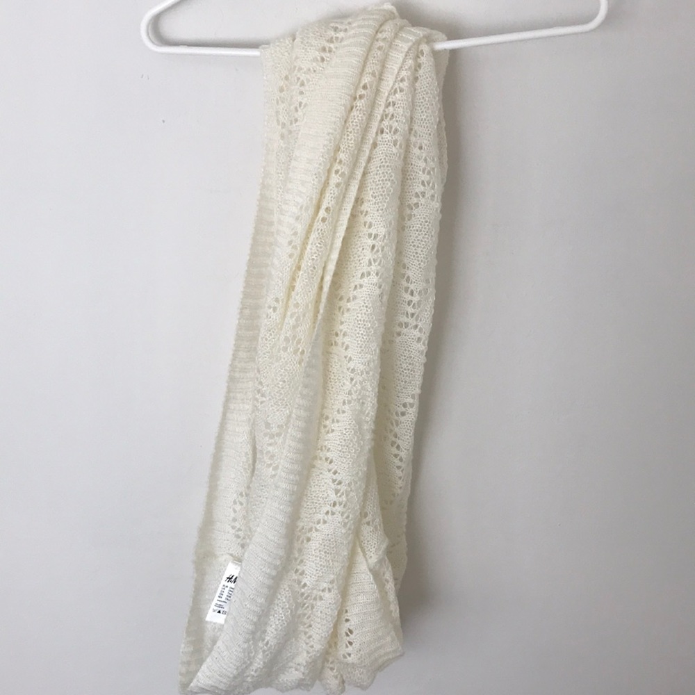 H&M Knit Infinity Circle Scarf Cream White